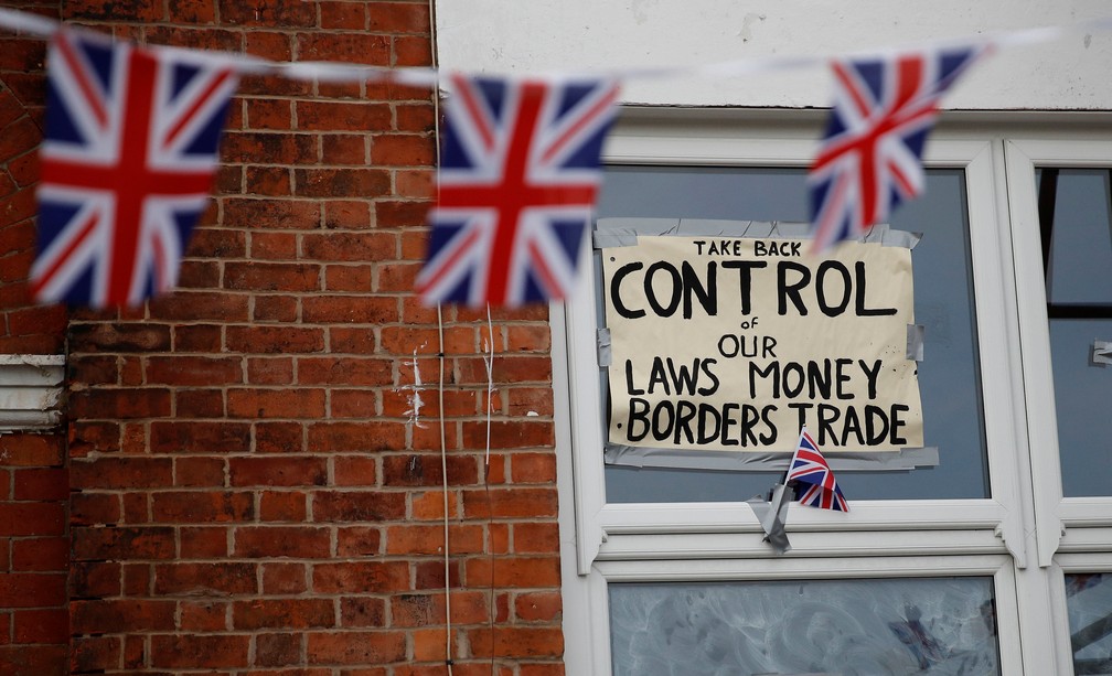 'Retome o controle de nossas leis monetárias e acordos de fronteira', diz cartaz fixado em janela de Altrinchan, no Reino Unido. Manifestantes pró-Brexit pedem saída da União Europeia sem acordo — Foto: Phil Noble/Reuters