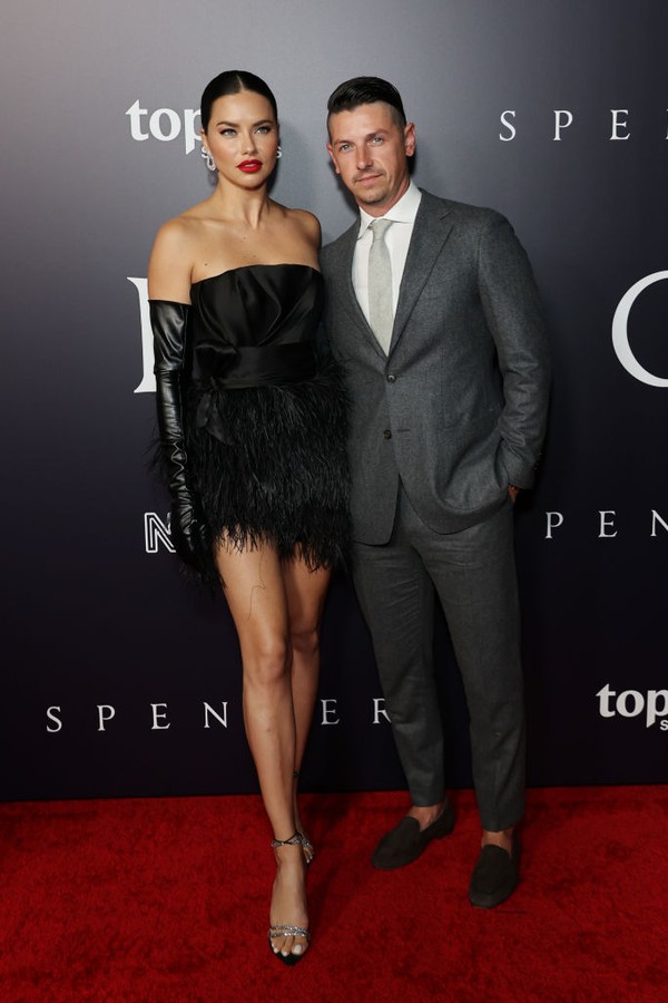 LOS ANGELES, CALIFORNIA - OCTOBER 26: Adriana Lima (L) and Andre Lemmers (R) attend the Los Angeles premiere of Neon's "Spencer"  at DGA Theater Complex on October 26, 2021 in Los Angeles, California. (Photo by Amy Sussman/Getty Images) (Foto: Getty Images)