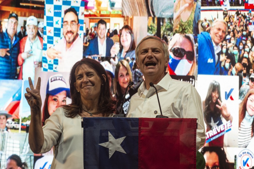 Em Santiago, José Antonio Kast, candidato pelo partido Republicano, acompanhado por sua mulher, Maria Pia Adriasola, cumprimenta apoiadores no comício de fechamento de sua campanha em 18 de novembro. — Foto: Ernesto Benavides/AFP