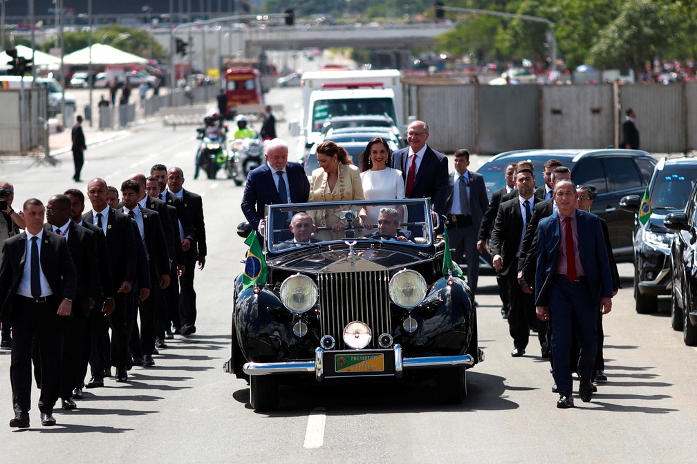 Lula desfila em carro aberto, em Brasília, neste domingo (1º) — Foto: Ueslei Marcelino/Reuters