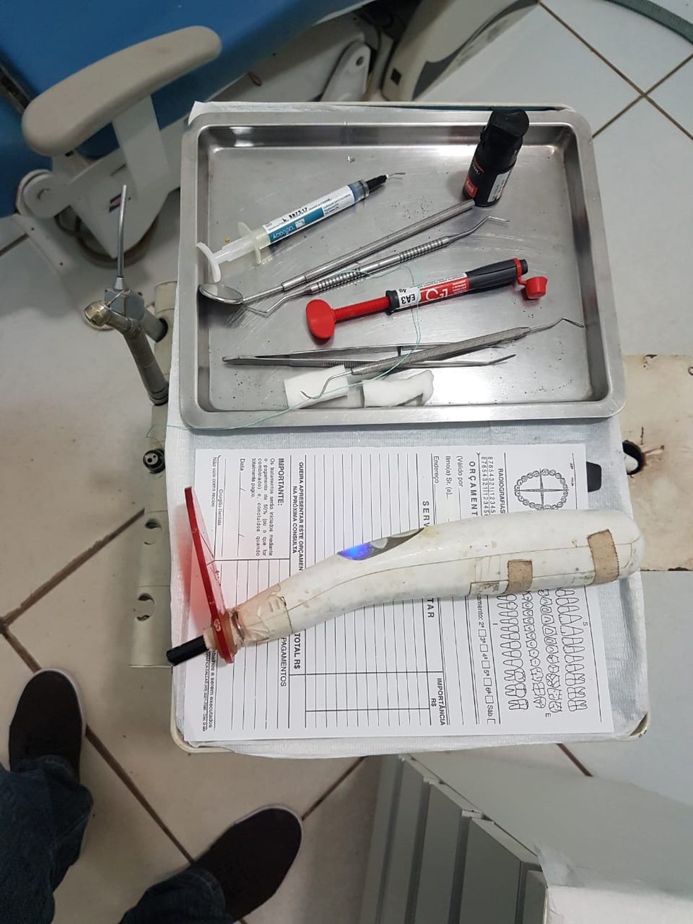Policiais e fiscais encontraram materiais e prontuários com o falso dentista em Cuiabá — Foto: Polícia Civil de Mato Grosso/Assessoria