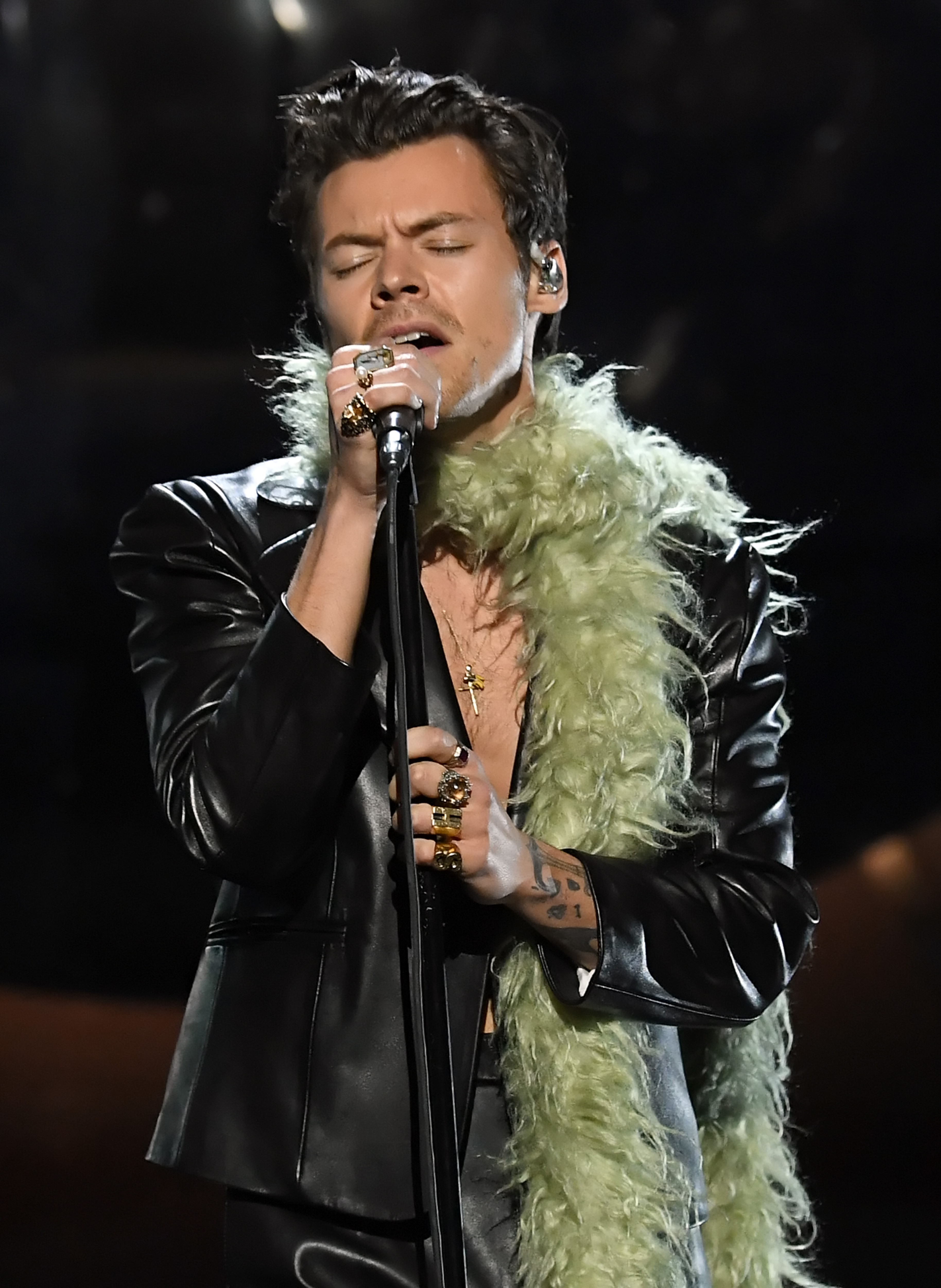 Harry Styles mostra abdômen em apresentação no Grammy 2021 Vogue