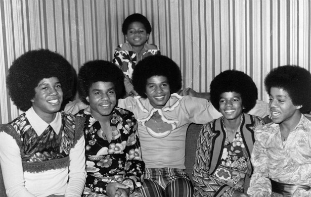 Claro que a família Jackson deve muito a Michael (nesta foto dos anos 70, ele é o quarto da esquerda para a direita). Mas várias outras pessoas do clã brilharam no mundo da música, desde quando começaram, com o Jackson 5, até a atualidade, com uma diva como Janet Jackson. Além disso, os poderosos pai de Michael controlam a propriedade intelectual dos preciosíssimos trabalhos dele. (Foto: Getty Images)