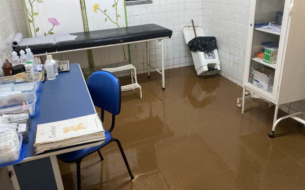 Imóveis públicos e residenciais foram invadidos pela chuva em Maragogipe — Foto: Reprodução/Redes Sociais