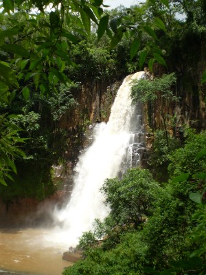 Com piscina natural e uma caverna feita com o curso da água, a Chicão 2 encanta pela beleza (Foto: Divulgação/Prefeitura de Faxinal)