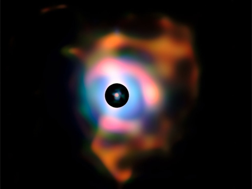 Betelgeuse é vista rodeada pelo material de nebulosa. — Foto: ESO