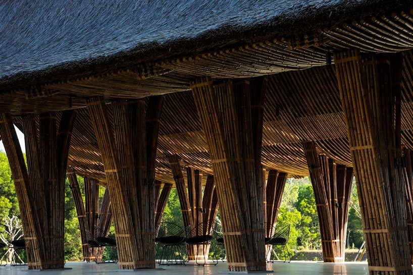Cemitério no Vietnã é transformado por estrutura ondulada de bambu (Foto: Hiroyuki Oki)