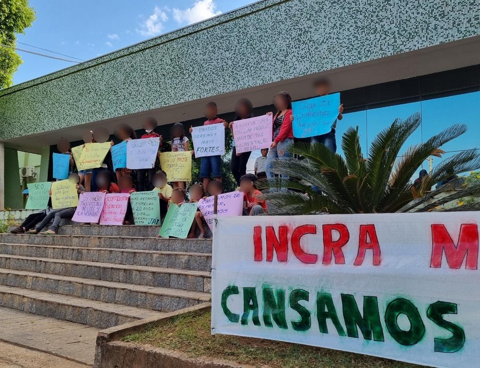 Crianças protestam em frente ao Incra, em Cuiabá — Foto: CPT-MT