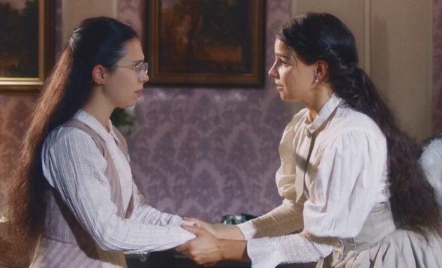 Dolores (Daphne Bozaski) e Pilar (Gabriela Medvedovski) (Foto: TV Globo)
