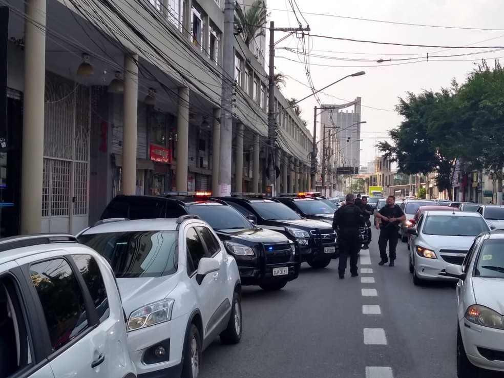 Veículos da Polícia Civil bloqueiam parte da Rua Domingos de Morais, na Vila Mariana, Zona Sul de São Paulo, após tentativa de assalto — Foto: Arquivo pessoal/TV Globo