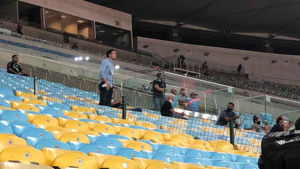 Pássaro, de pé, reclama da arbitragem. À sua esquerda, de máscara preta, Luis Mello, novo CEO, observa o protesto — Foto: Raphael Zarko