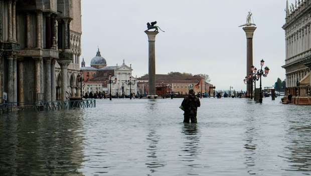 Inundações em Veneza (Foto: REUTERS/Manuel Silvestri, via Agência Brasil)