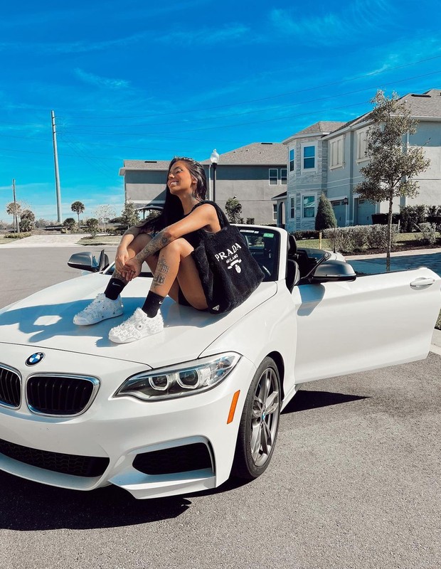 MC Mirella posa com carrão de luxo e bolsa de grife em Orlando (Foto: Reprodução/Instagram)