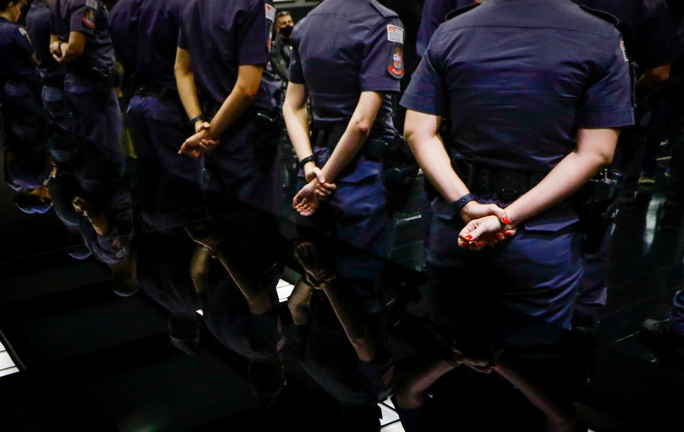 Foto ilustrativa de policiais vistos de costas durante evento do governo de São Paulo no Palácio dos Bandeirantes, na capital paulista.  — Foto: ALOISIO MAURICIO/FOTOARENA/ESTADÃO CONTEÚDO