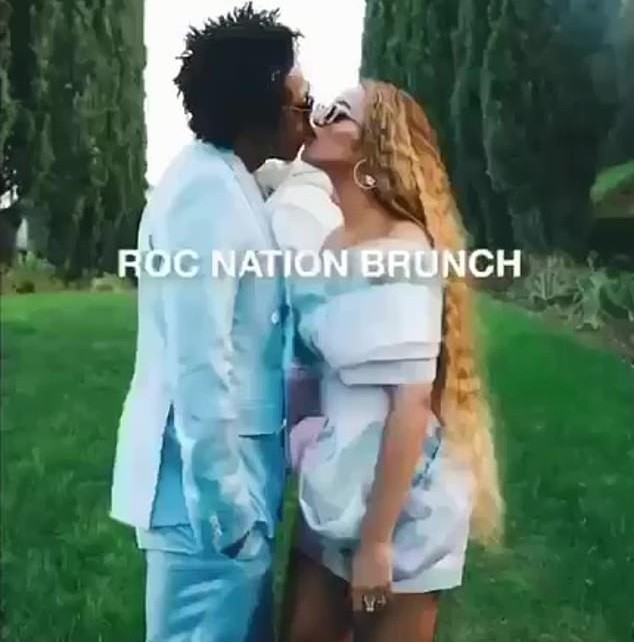 Beyoncé e Jay-Z se beijando durante brunch realizado pela Roc Nation, produtora do rapper (Foto: Instagram)
