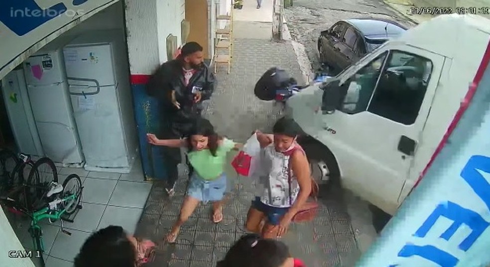 Van desgovernada quase atropelou três pessoas no interior do RN — Foto: Reprodução