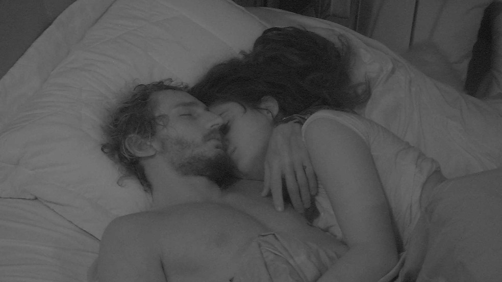 Após movimentarem edredom, Alan e Hana dormem — Foto: TV Globo