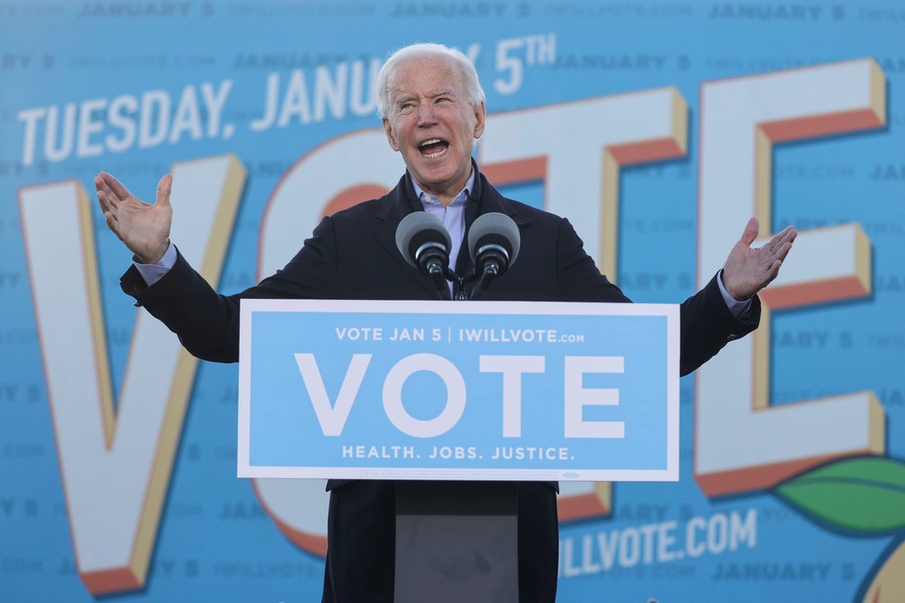 Presidente eleito dos EUA, Joe Biden, pede votos durante comício nesta segunda-feira (4) dos candidatos democratas ao Senado pelo estado da Geórgia — Foto: Jonathan Ernst/Reuters
