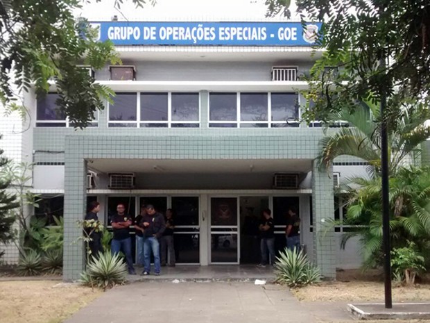Suspeitos presos em Jaboatão e no Cabo durante a operação Litoral Pacífico serão levados para a sede do Grupo de Operações Especiais (GOE), no Recife (Foto: Camila Torres / TV Globo)