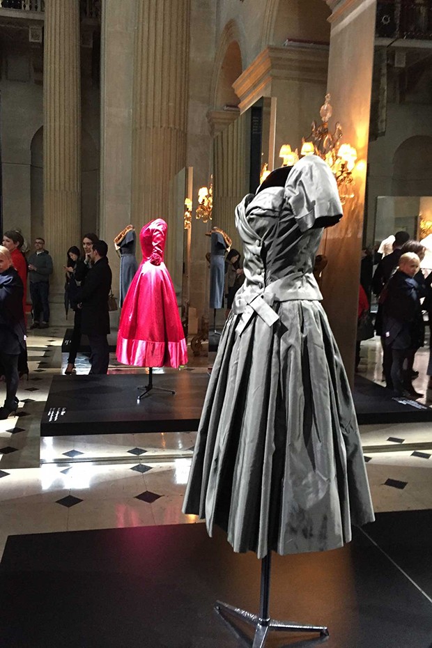 Vintage Dior on display before the Cruise show at Blenheim Palace (Foto: @SuzyMenkesVogue)