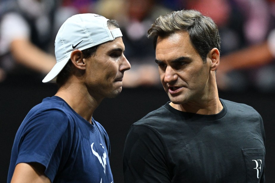 Rafael Nadal e Roger Federer durante treino antes da partida pela Laver Cup que marcará a despedida do suíço das quadras