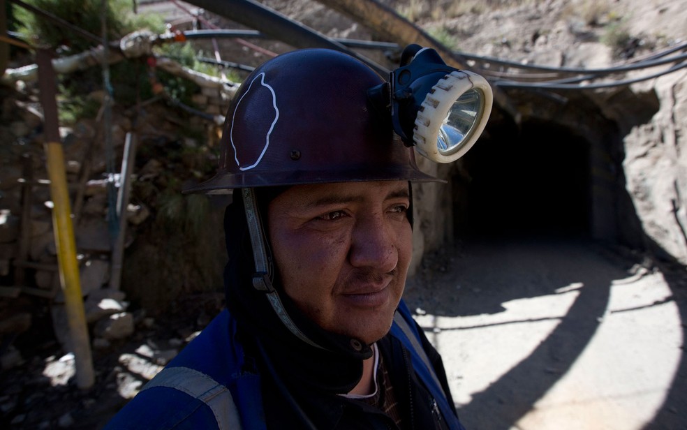 Mineiro Ã© visto em entrada de mina de estanho em Huanuni, na BolÃ­via, onde aconteceu uma explosÃ£o na quarta-feira (11) (Foto: AP Photo/Juan Karita)
