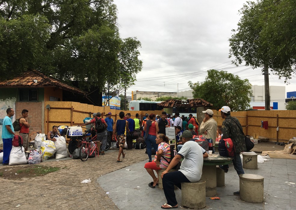 Venezuelanos que viviam na Capitão Clóvis, no Centro de Boa Vista, são levados a abrigo temporário nesta terça (24) (Foto: Emily Costa/G1 RR)
