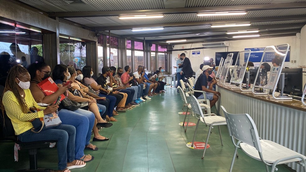 Eleições 2022: Penúltimo dia para regularização do título é marcado por longas filas em Salvador  — Foto: Camila Oliveira/TV Bahia