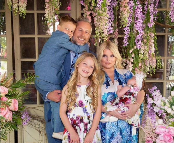 Jessica Simpson com o marido, Eric Johnson, e os três filhos (Foto: reprodução / Instagram)