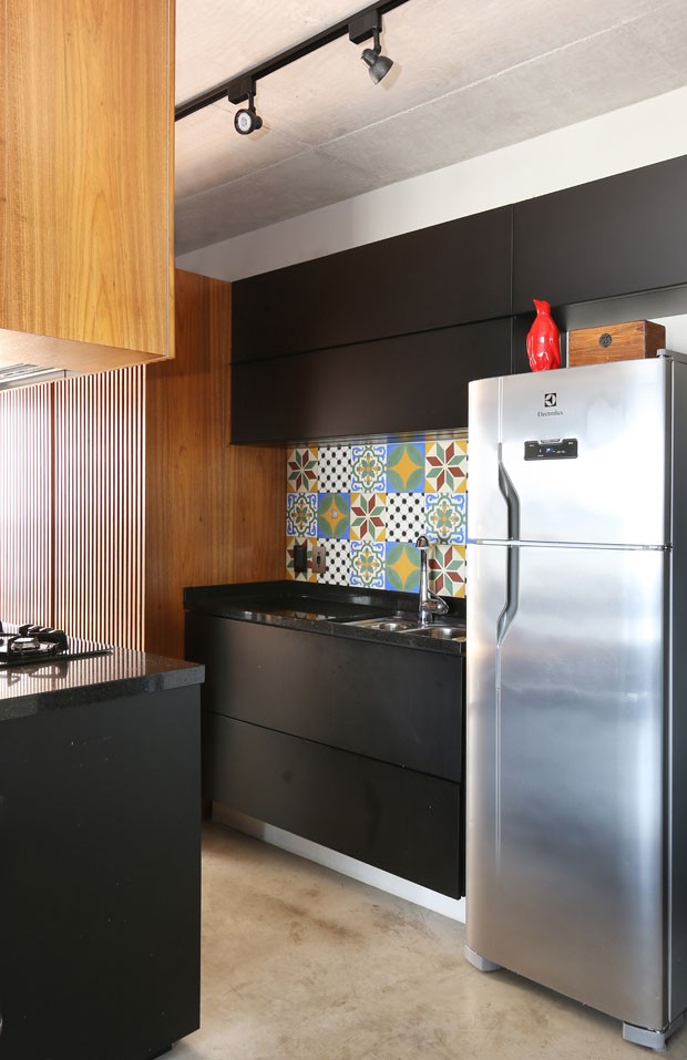 Ferro e concreto aparente são destaques em apartamento de executiva solteira em SP (Foto: Divulgação)