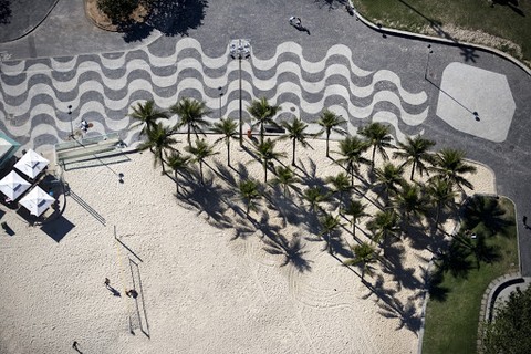 Burle Marx também deixou sua marca em Copacabana, ao participar dos projetos de calçadas e de jardins para o alargamento da praia, em 1970