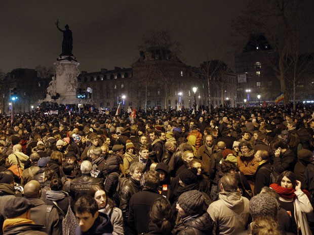 Manifestantes se reúnem na Praça de la Republique, em Paris, para protestar contra o atentado à sede da revista (Foto: Christophe Ena/AP)