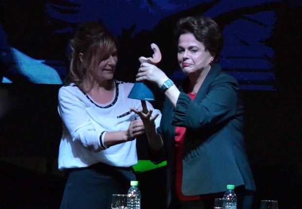 Dilma recebe prêmio na Argentina (Foto: Reprodução/Facebook/Facultad de Periodismo y Comunicación Social - UNLP)