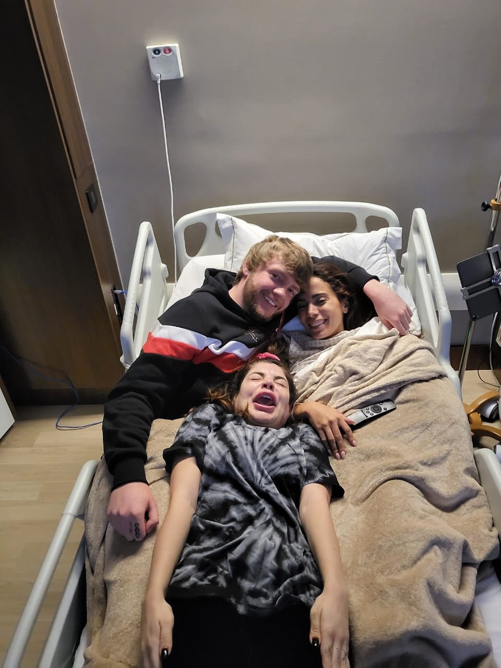 Anitta aparece em hospital na companhia do namorado, o produtor canadense Murda Beatz, e a amiga Gkay — Foto: Reprodução/Twitter