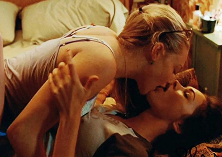 O beijo de Amanda Seyfried e Megan Fox em cena de Garota Infernal (Foto: Reprodução)
