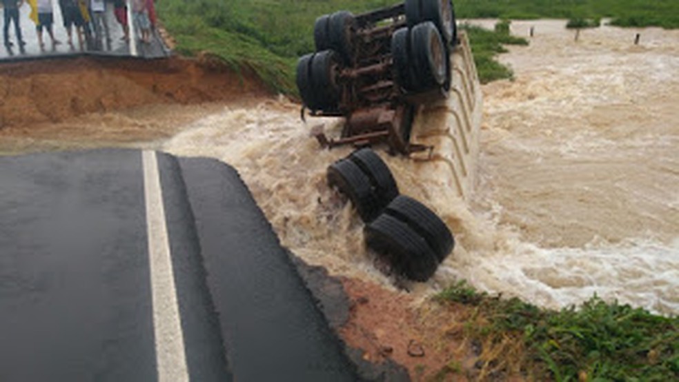 caÃ§amba, bitrem, br-155 (Foto: PRF)