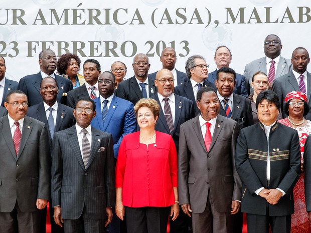 Dilma posa para foto oficial do encontro entre líderes sulamericanos e africanos, na Guiné Equatorial (Foto: Roberto Stuckert Filho/PR)