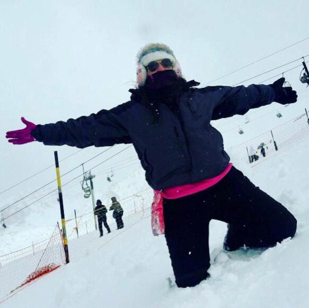 Em 2016, já com o diagnóstico de câncer, Fabiana foi para Bariloche, realizar o sonho de conhecer a neve  — Foto: Arquivo pessoal