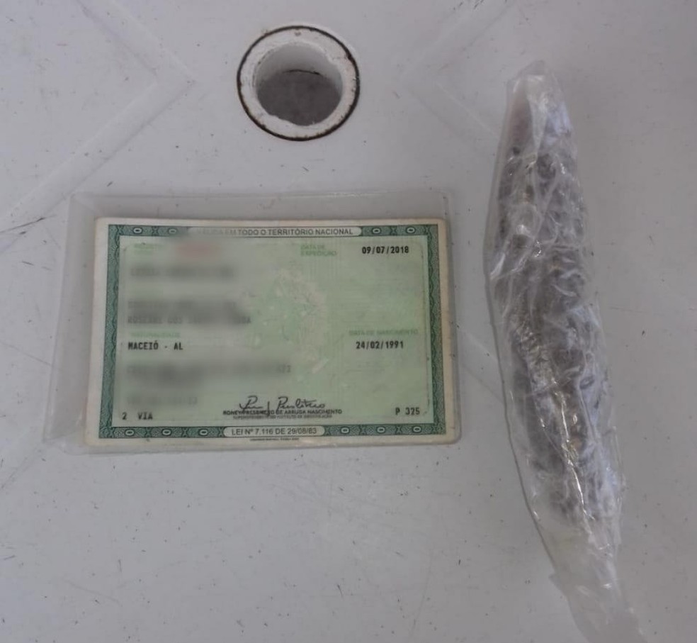 Suspeita foi detida durante revista em presídio de Maceió — Foto: Sindapen/Divulgação