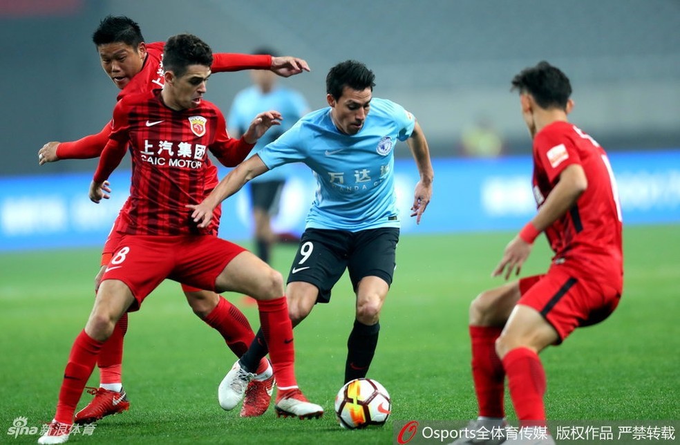 Gaitan e Oscar em goleada na China (Foto: Reprodução / Sina.com)