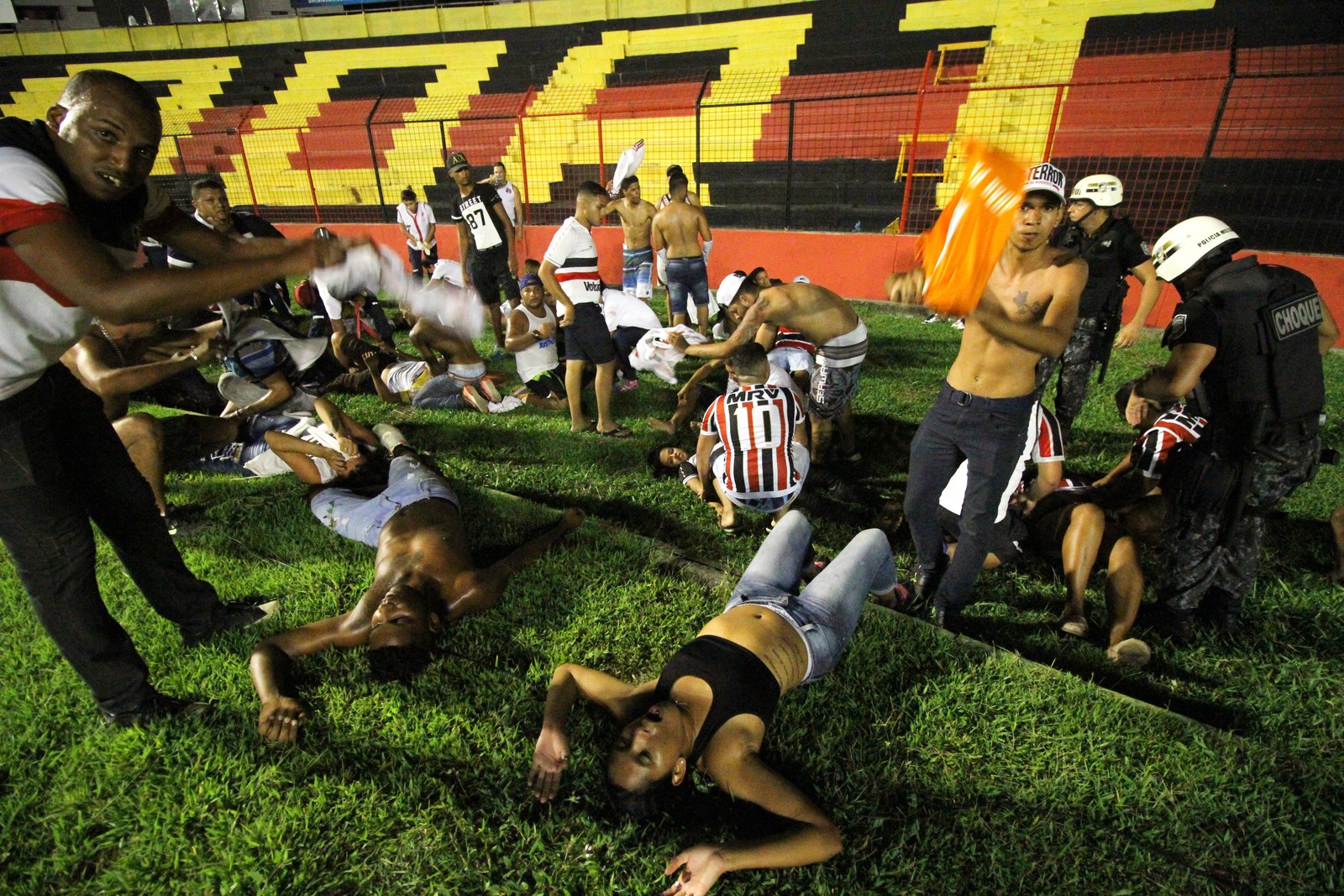 Torcedores sendo atendidos dentro de campo (Foto: Marlon Costa / Pernambuco Press)
