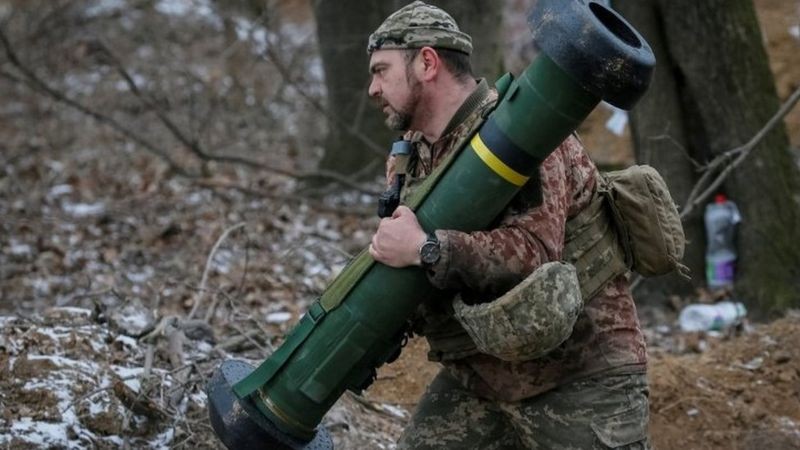 Os EUA fornecem mísseis antitanque para a Ucrânia (Foto: Reuters via BBC News)
