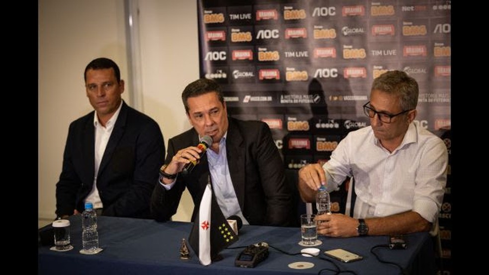 Luxemburgo, entre seu auxiliar, Mauricio Copertino, e o presidente do Vasco, Alexandre Campello � Foto: Rodrigo Correia / MoWa Press