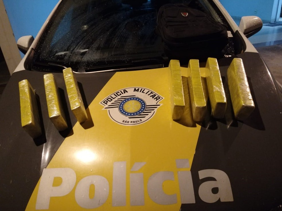 Tabletes de maconha foram encontrados em bagagem &mdash; Foto: Pol&iacute;cia Rodovi&aacute;ria