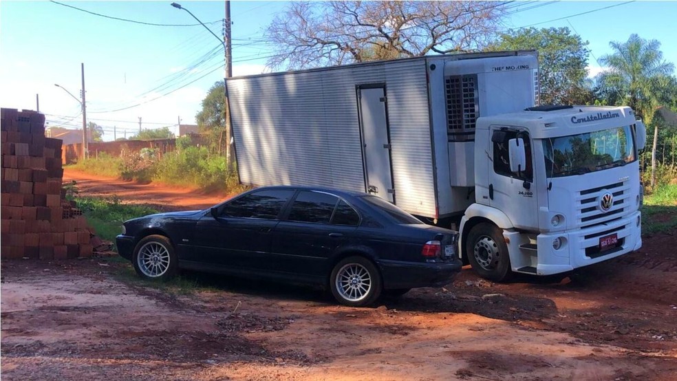 Polícia solicitou caminhão para retirar a droga da residência, onde BMW estava estacionada na frente.  Foto: DéboraRicalde/g1MS