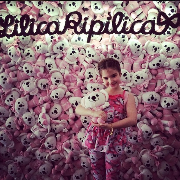 Sophia posa com bonecas de Lilica Ripilica (Foto: Reprodução/Instagram)