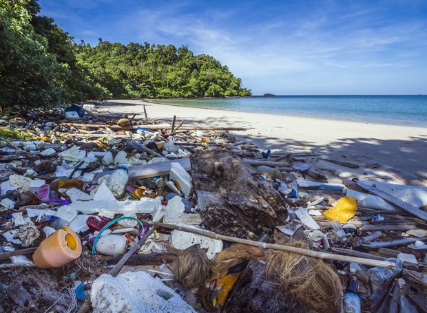 Lixo em praia  (Foto: Thinkstock)