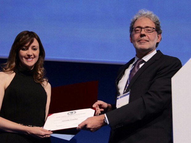 Giselle Coelho recebeu Prêmio Jovem Neurocirurgião da World Federation for Neurosurgical Societies (WFNS) por simulador de cirurgia (Foto: Giselle Coelho/Arquivo pessoal)
