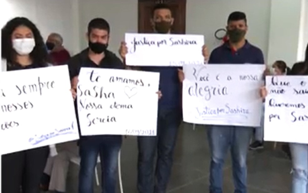 Protesto silencioso foi realizado durante sepultamento — Foto: Reprodução/TV Bahia