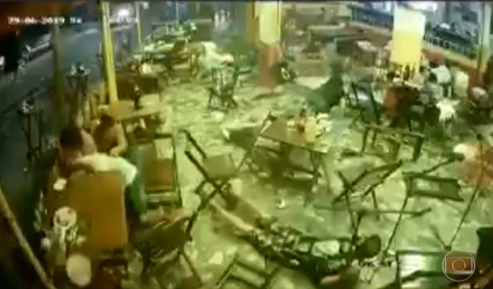 Pessoas se jogam no chão após ataque em bar de Belford Roxo, chacina deixou 4 mortos — Foto: Reprodução